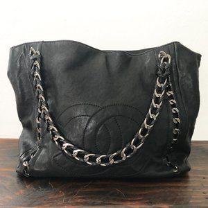 CHANEL Modern Chain Tote Black.